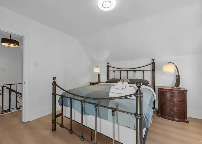 Cozy Four Bedroom House In Vancouver West